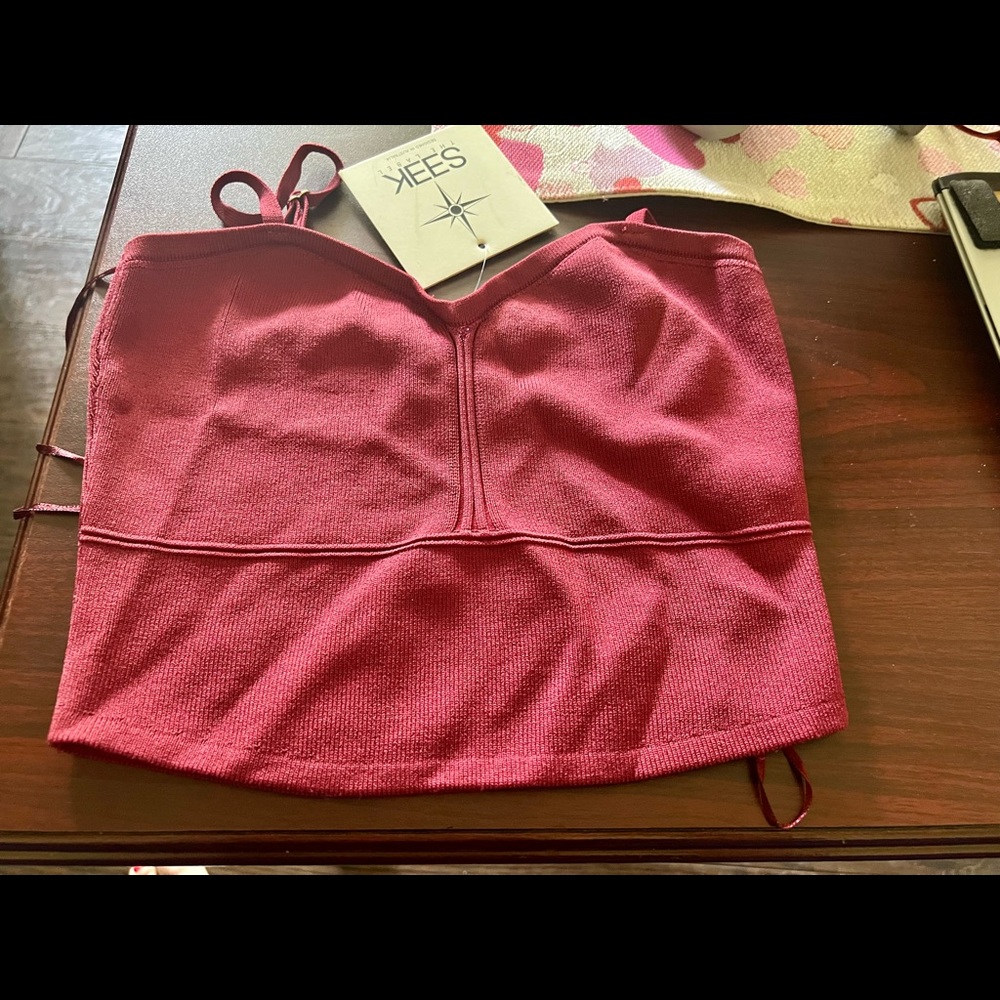 NWT Seek  the label top